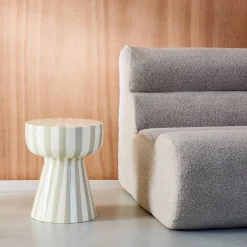 Mesa auxiliar de acero esmaltado con rayas