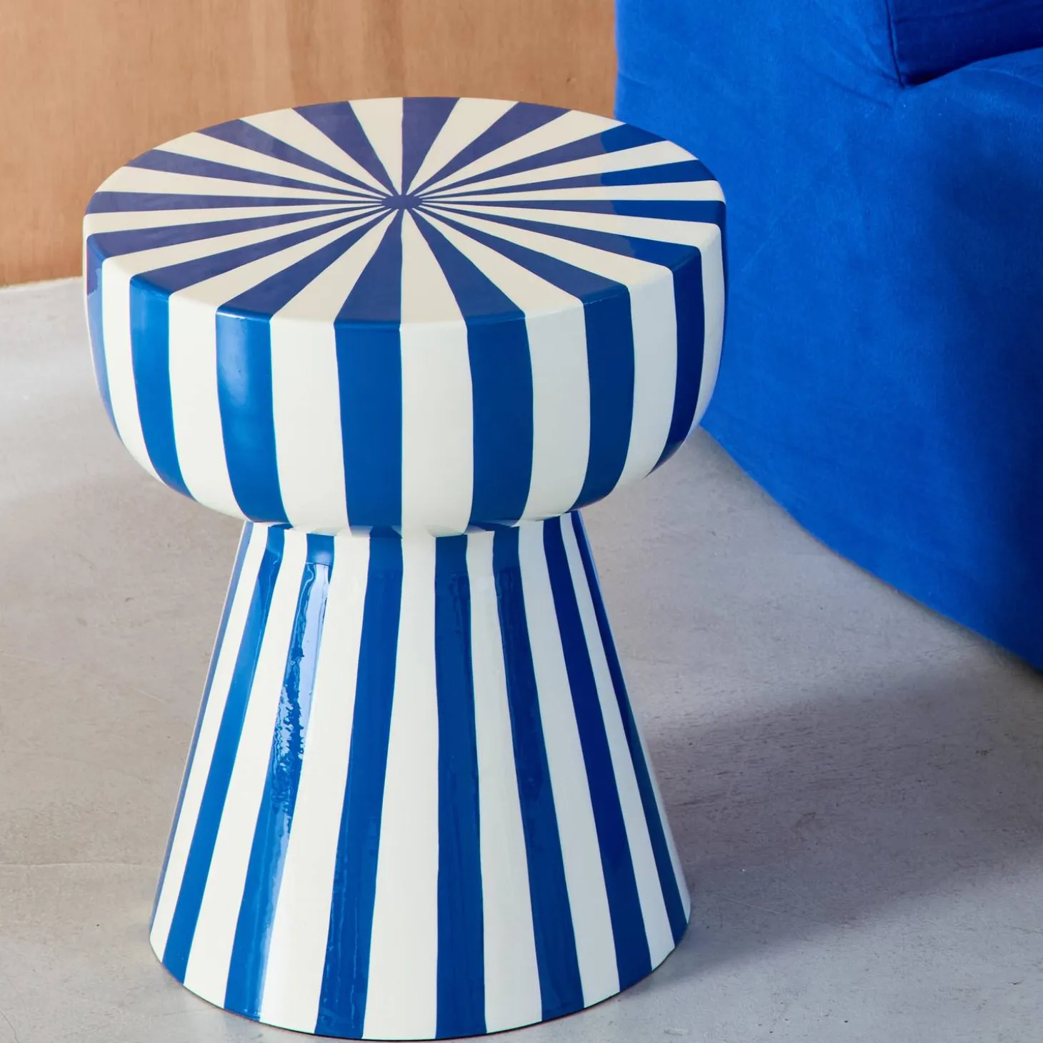 Mesa auxiliar de acero esmaltado con rayas