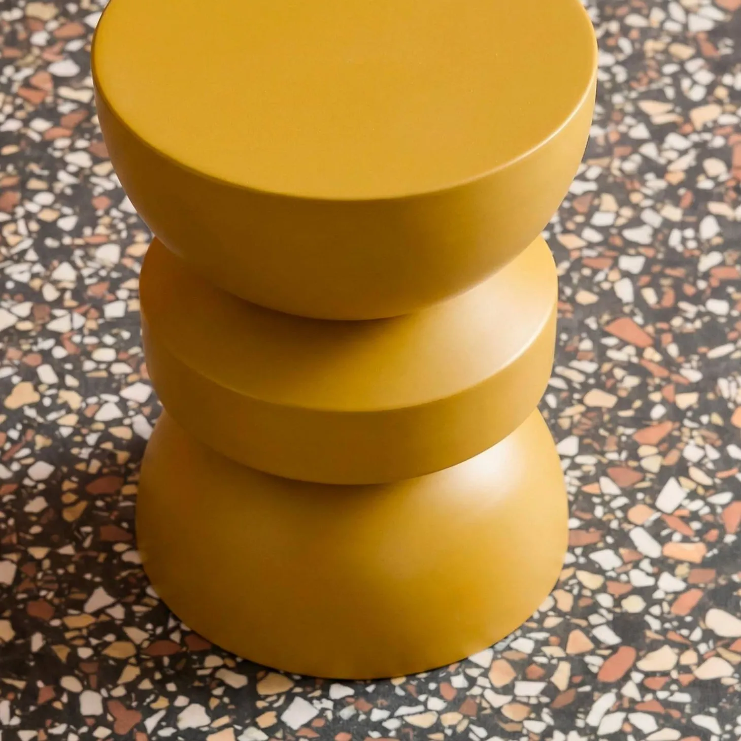 Mesa auxiliar de metal