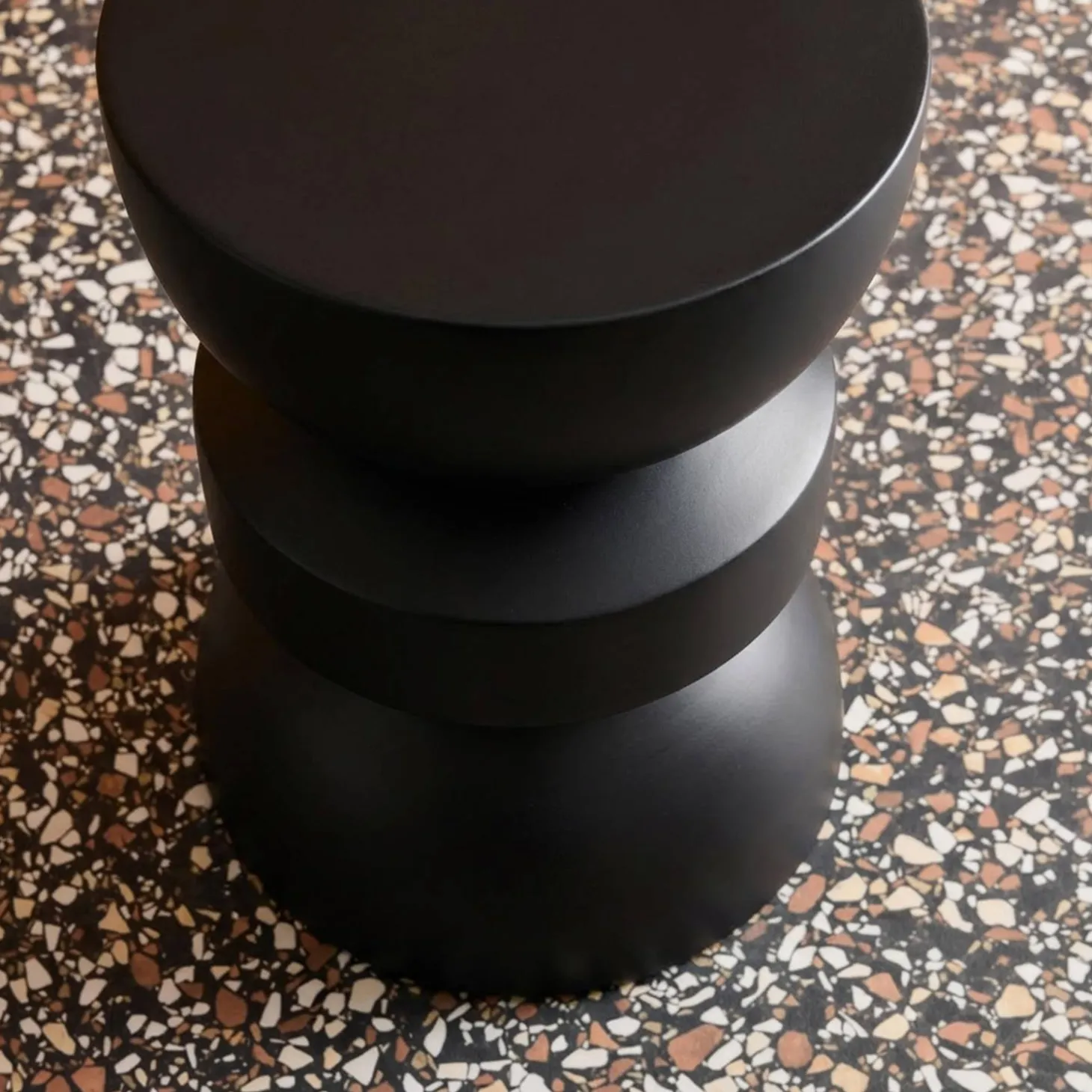 Mesa auxiliar de metal