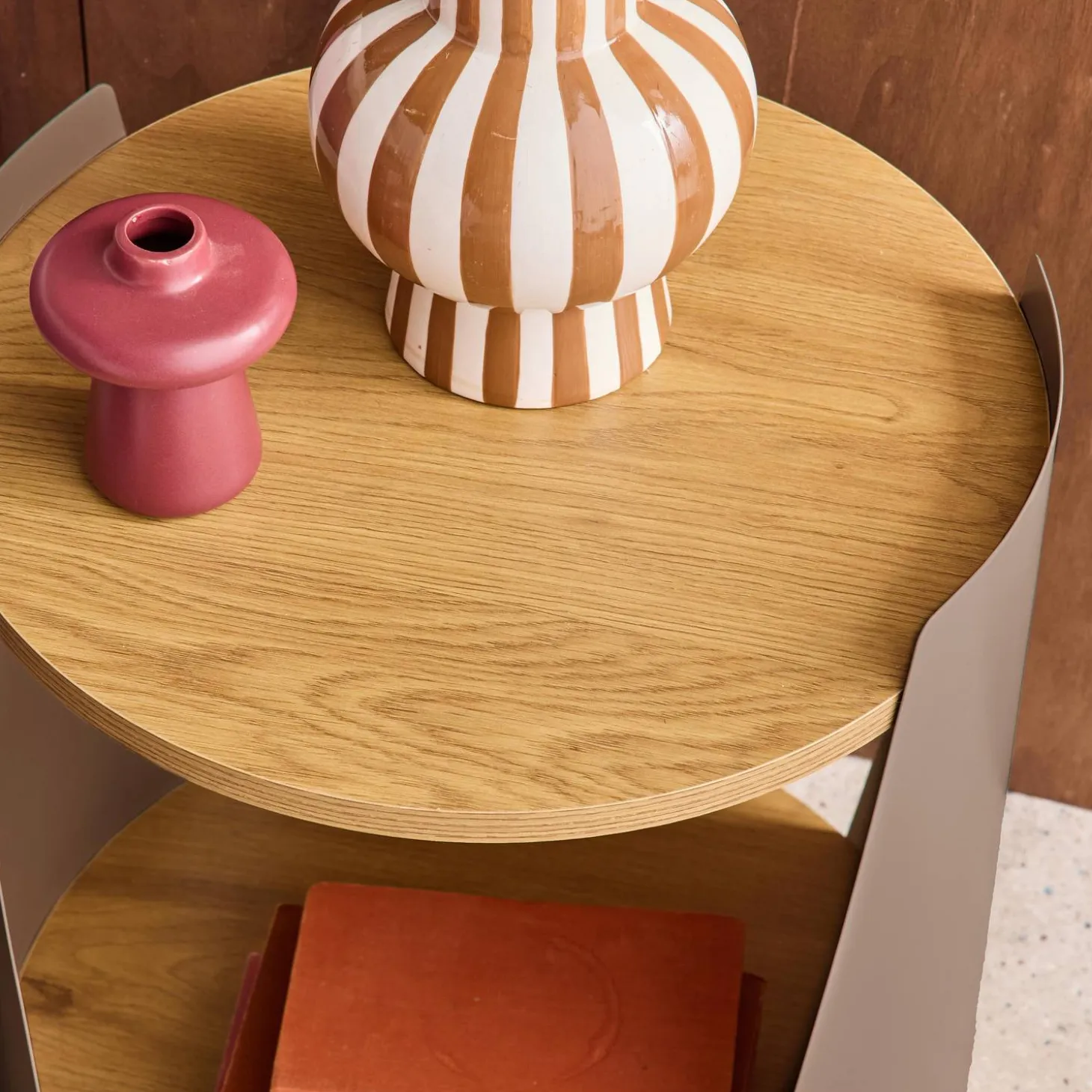 Mesa auxiliar de metal y efecto madera, curvado con ruedas