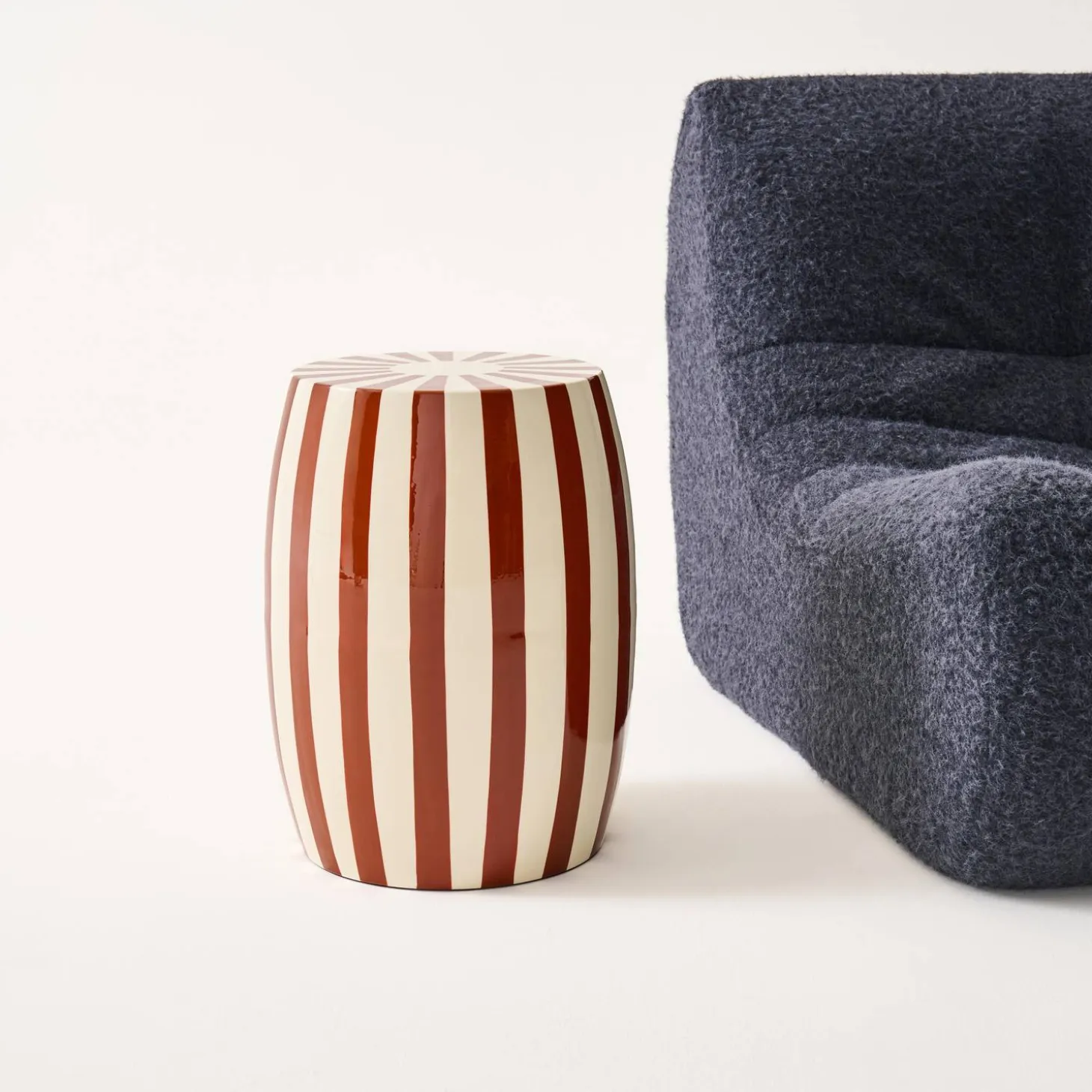 Mesa auxiliar, mesa de noche de acero esmaltado, rayas bicolores