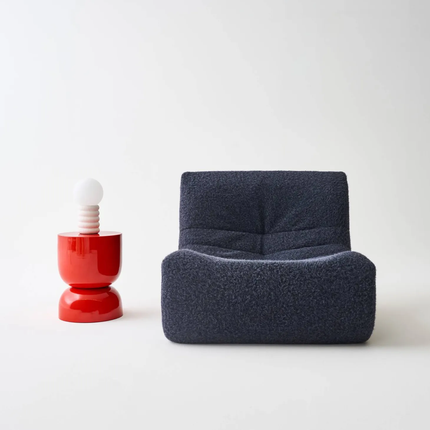 Mesa auxiliar, mesa lateral de sofá, mesita metálica efecto brillante