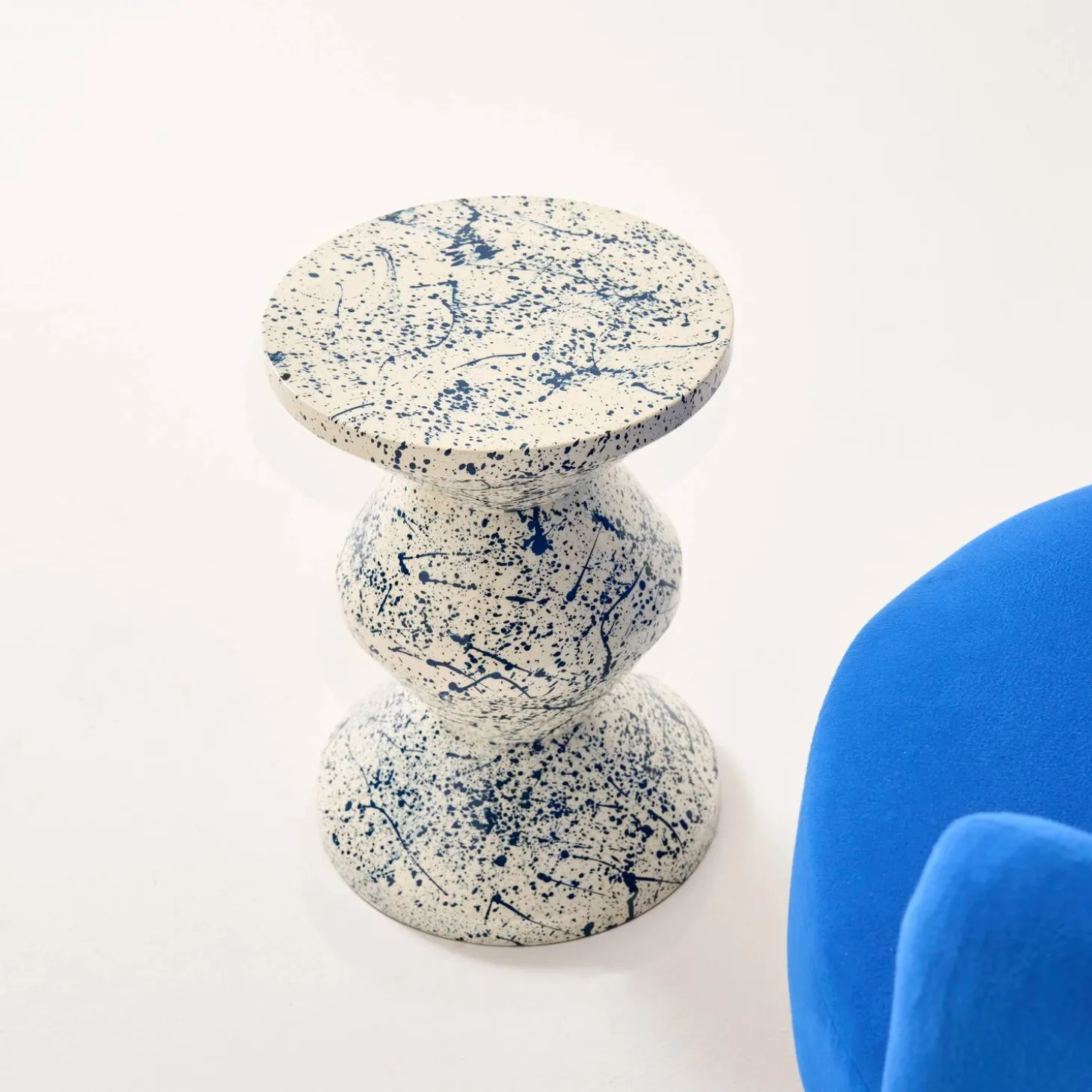 Mesa auxiliar, mesita de noche de acero esmaltado, diseño moteado