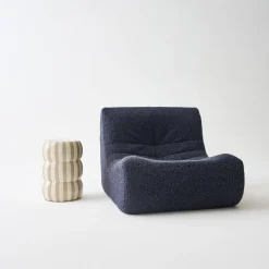 Mesa auxiliar, mesita de noche de acero esmaltado a rayas