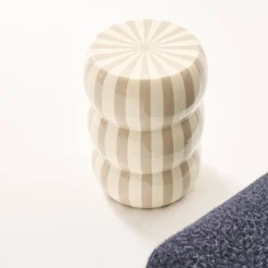 Mesa auxiliar, mesita de noche de acero esmaltado a rayas