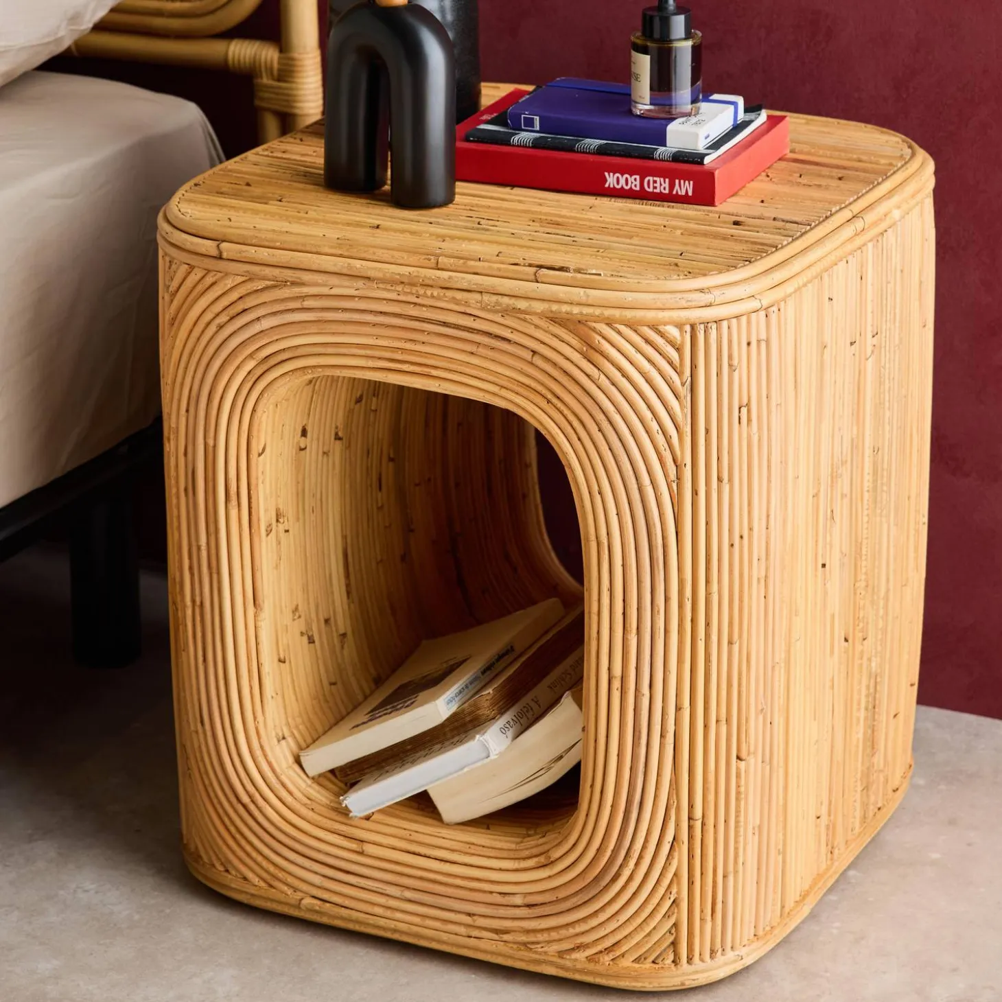 Mesa auxiliar, mesita de noche de ratán natural
