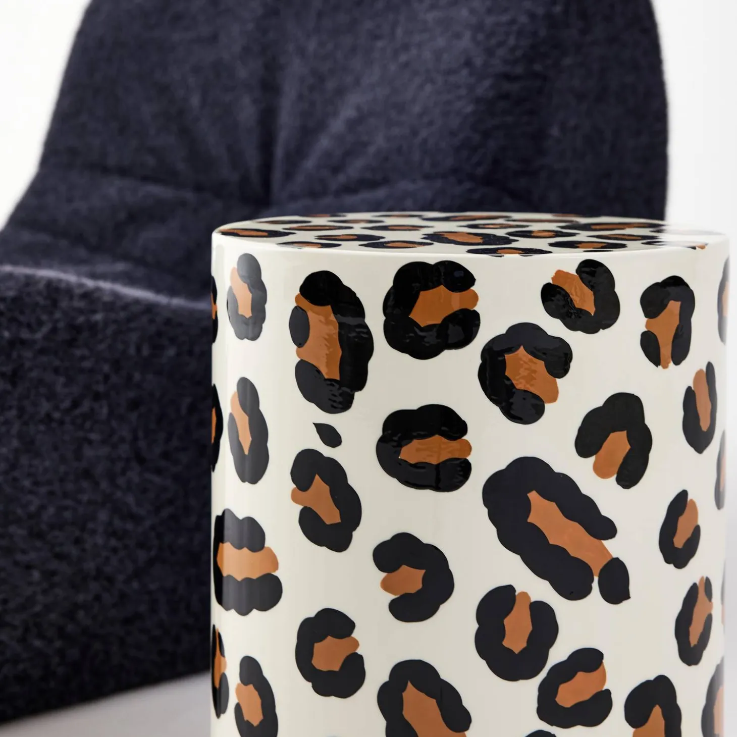 Mesa auxiliar, mesita de noche de acero esmaltado, diseño de leopardo