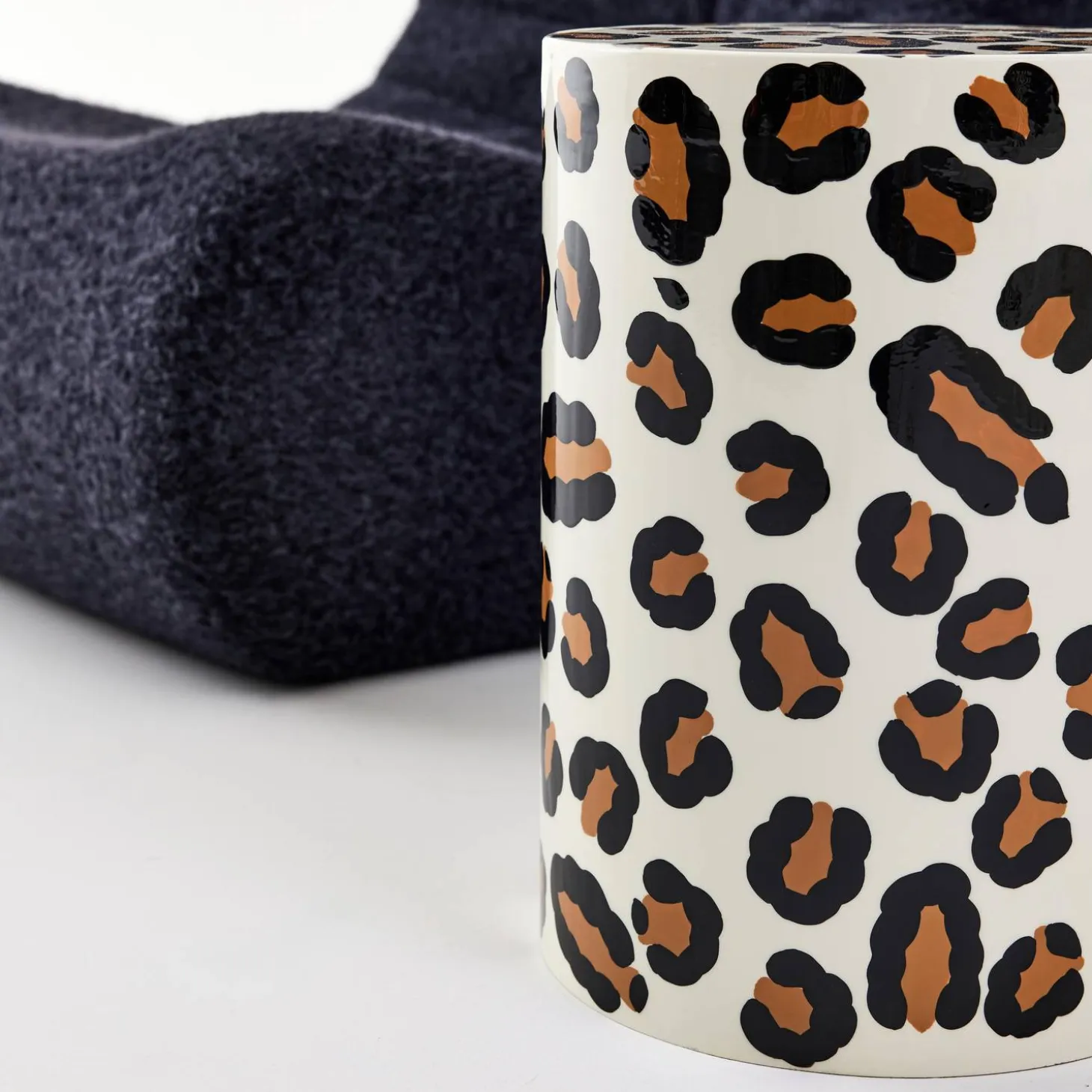 Mesa auxiliar, mesita de noche de acero esmaltado, diseño de leopardo