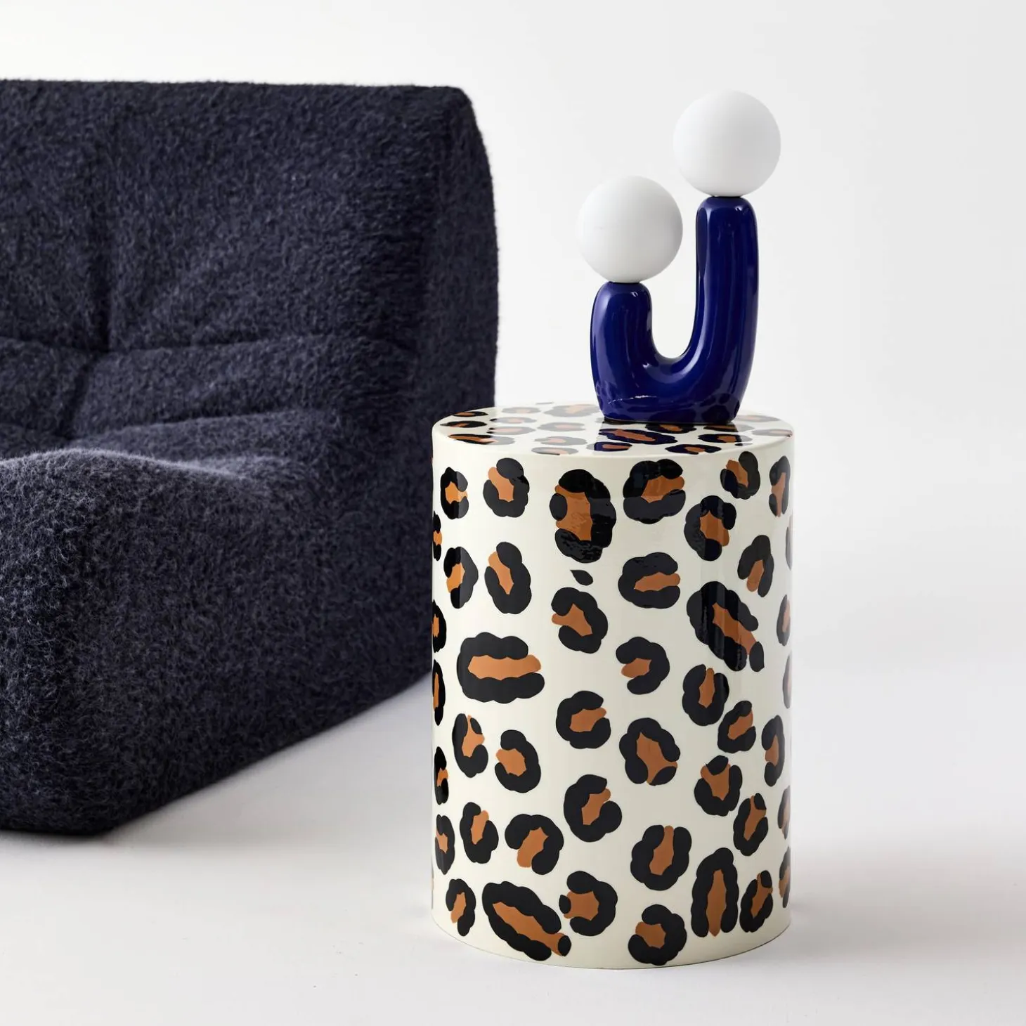 Mesa auxiliar, mesita de noche de acero esmaltado, diseño de leopardo