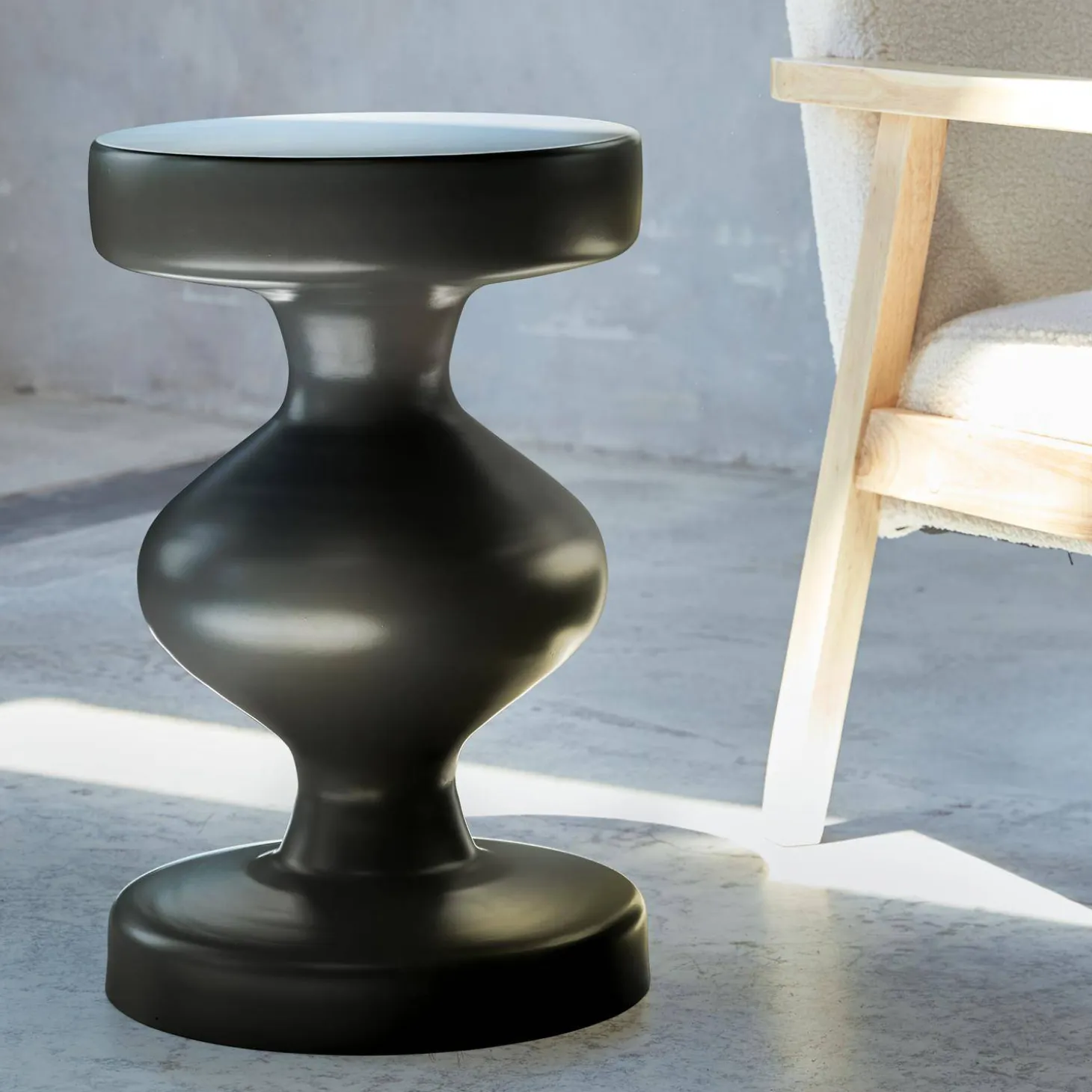 Mesa auxiliar o mesita de metal