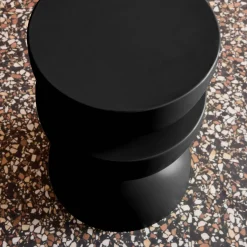 Mesa auxiliar o mesita de metal