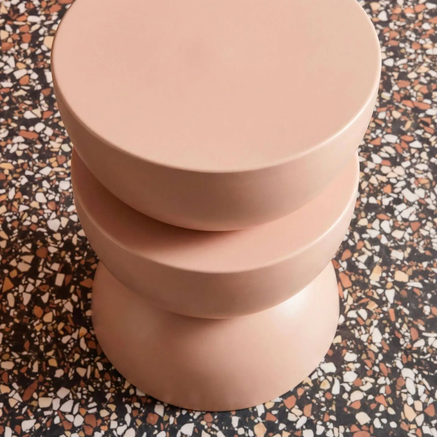 Mesa auxiliar o mesita de metal
