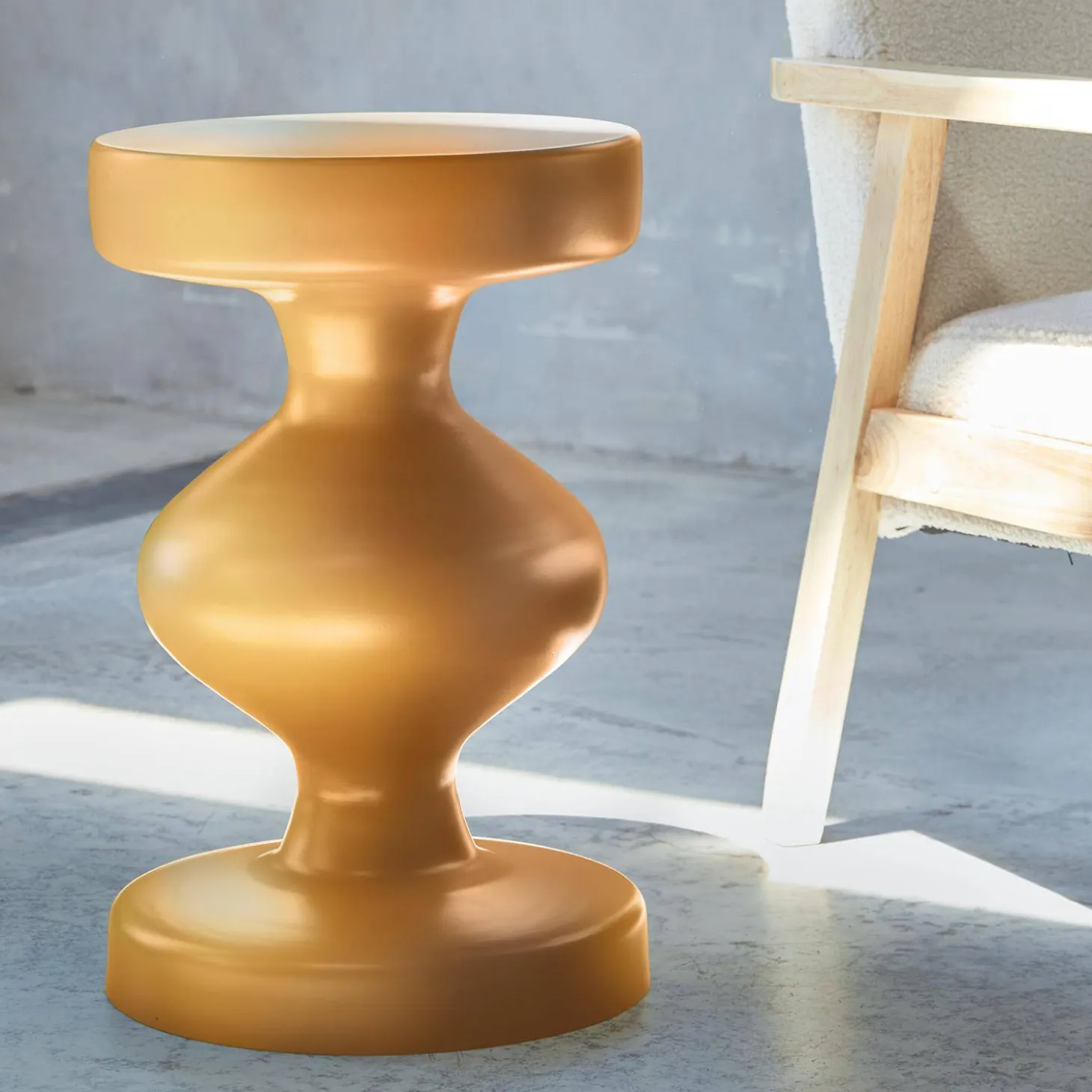 Mesa auxiliar o mesita de metal