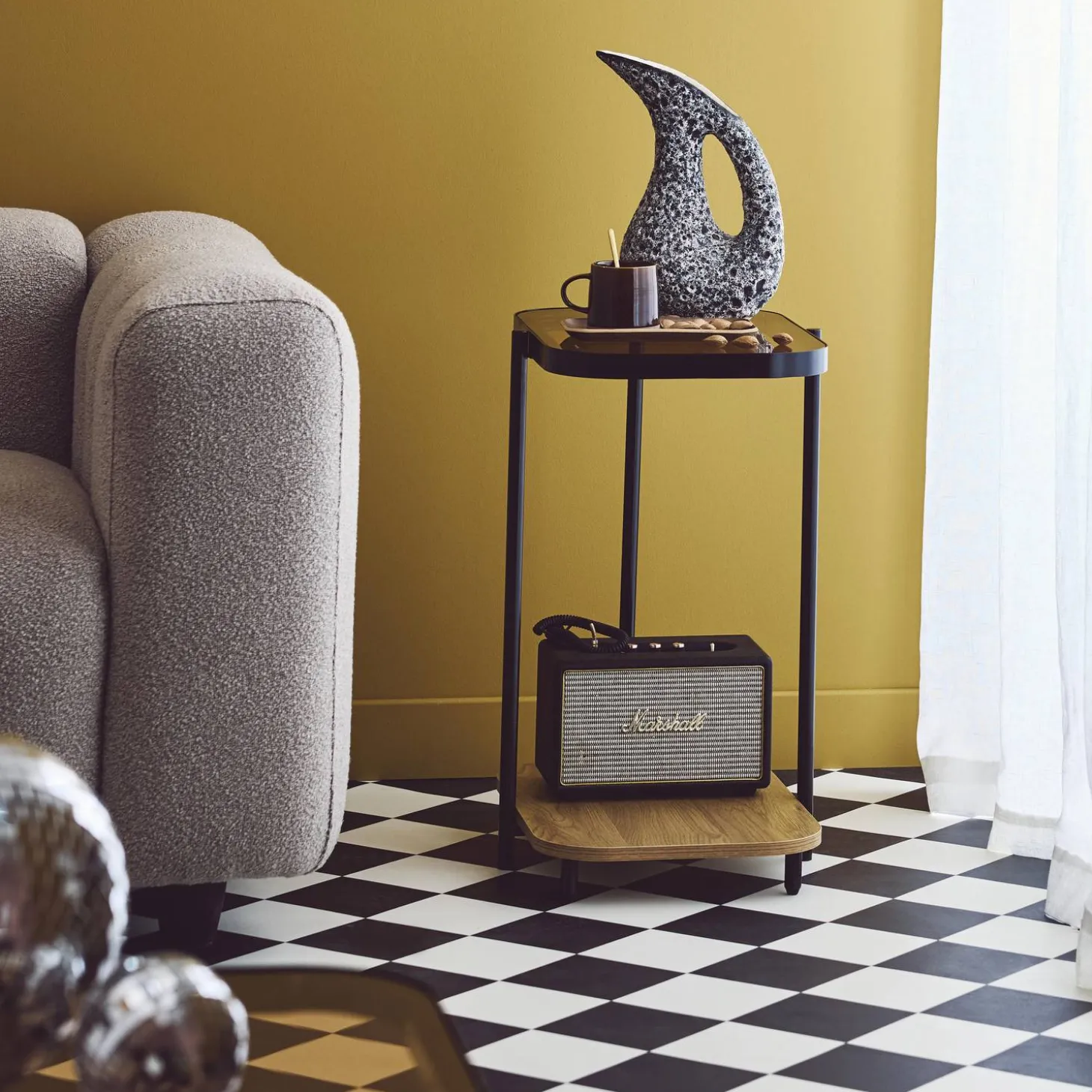 Mesa auxiliar vintage de metal negro con 2 tableros