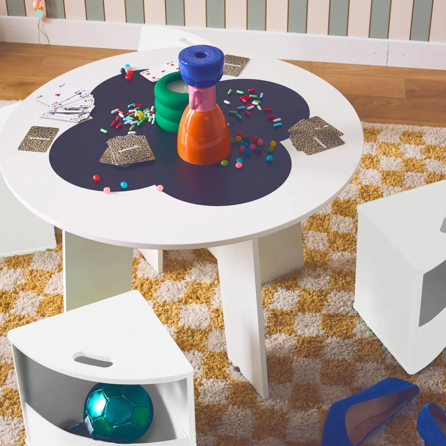 Mesa con pizarra y 4 sillas con almacenaje para niños