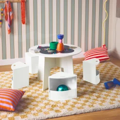 Mesa con pizarra y 4 sillas con almacenaje para niños