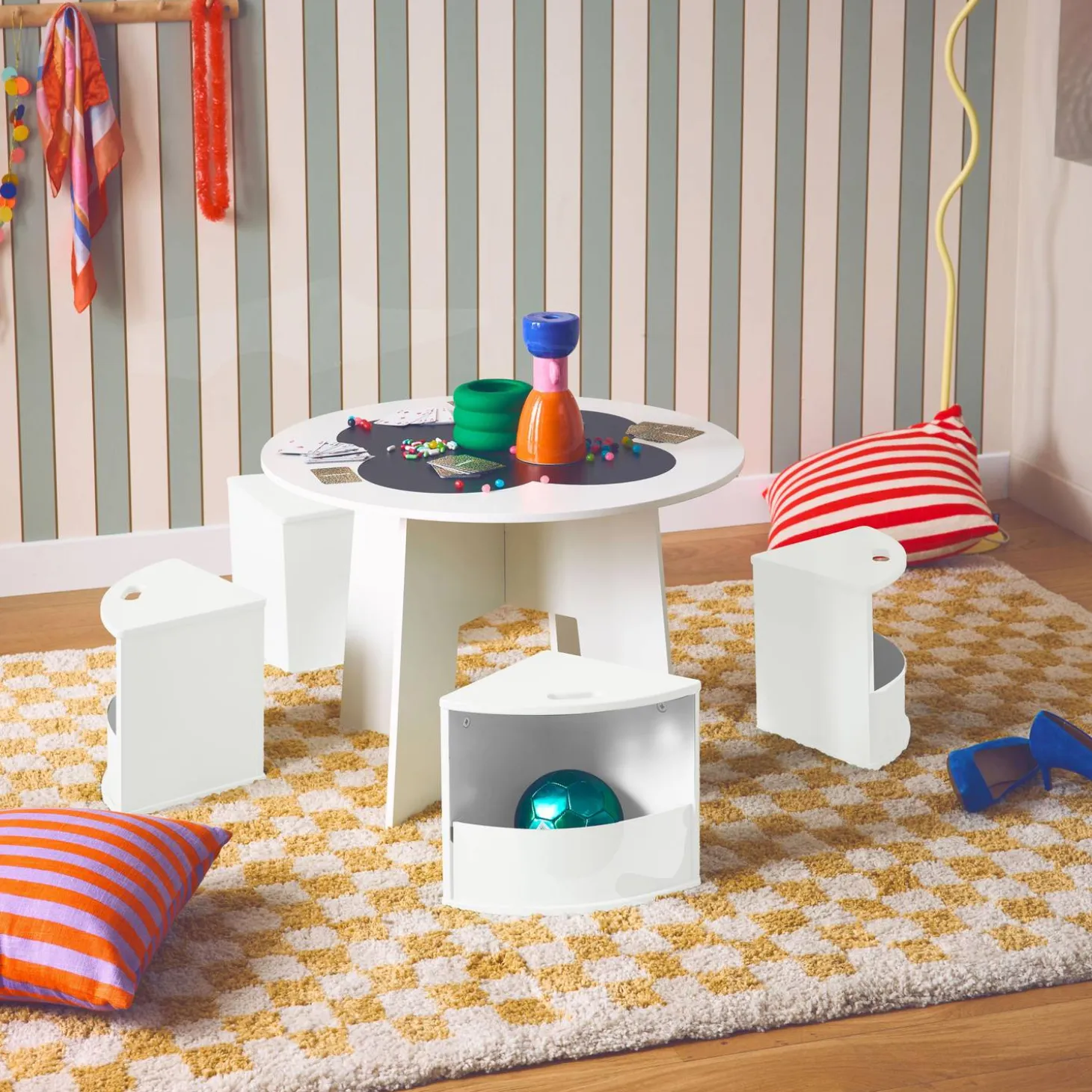 Mesa con pizarra y 4 sillas con almacenaje para niños