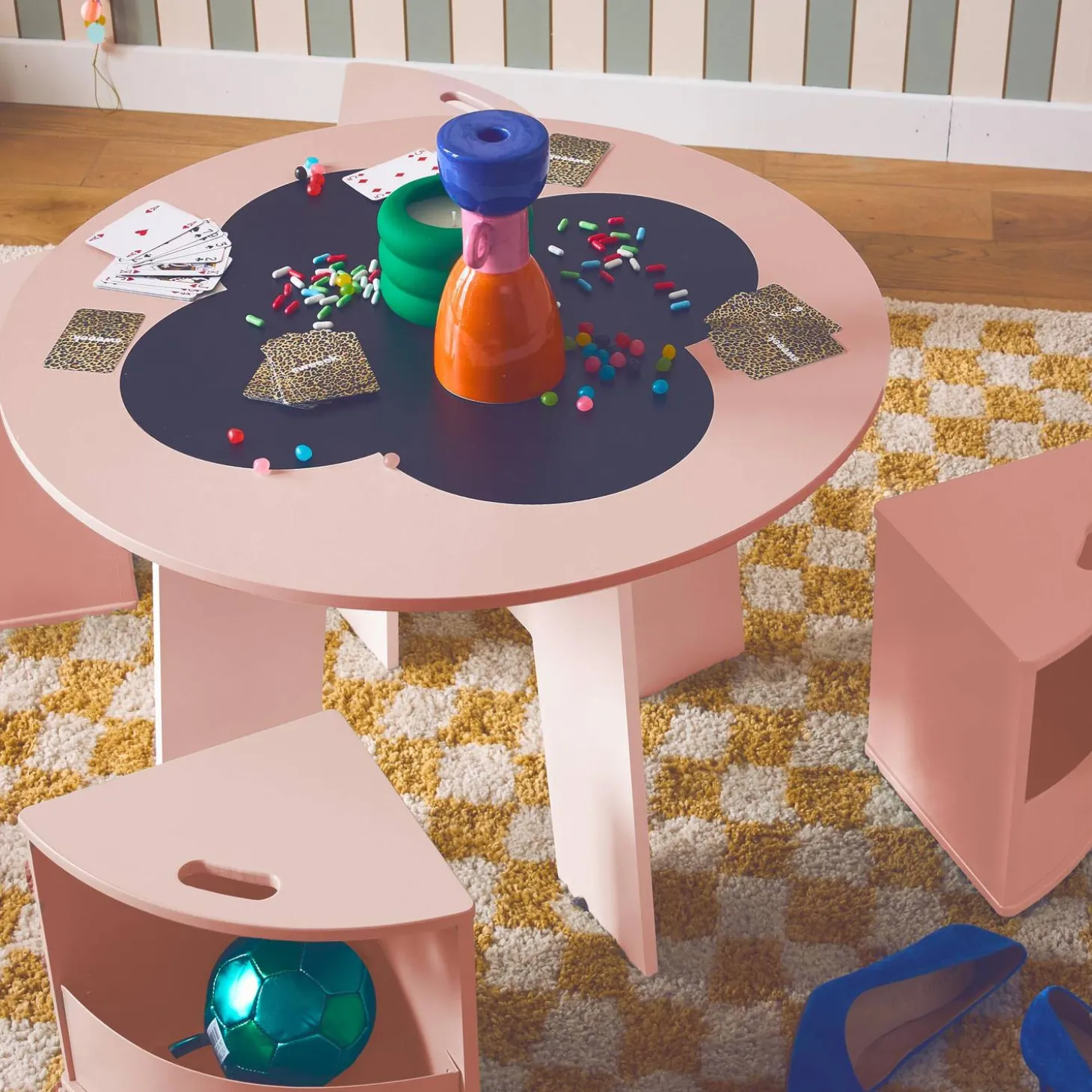 Mesa con pizarra y 4 sillas con almacenaje para niños