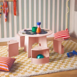 Mesa con pizarra y 4 sillas con almacenaje para niños