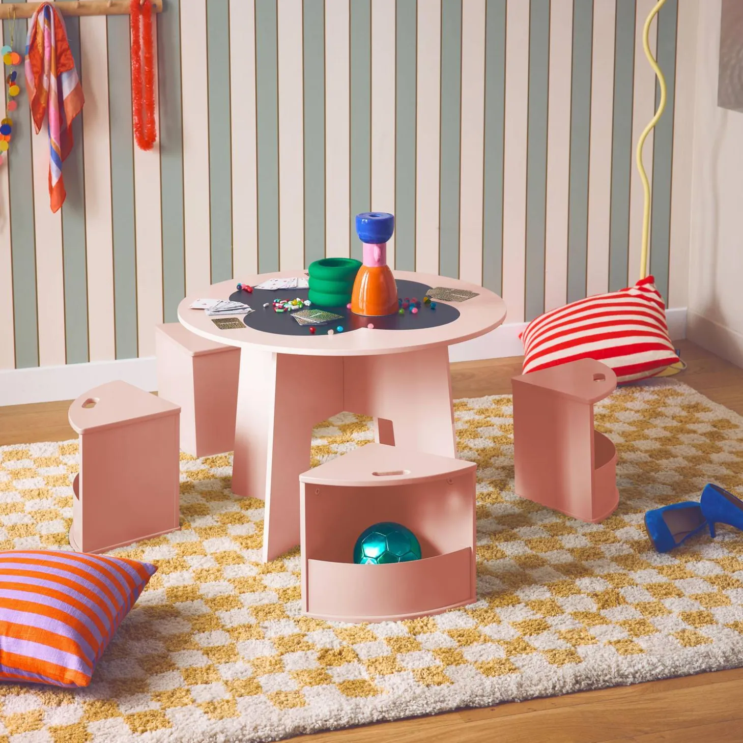 Mesa con pizarra y 4 sillas con almacenaje para niños