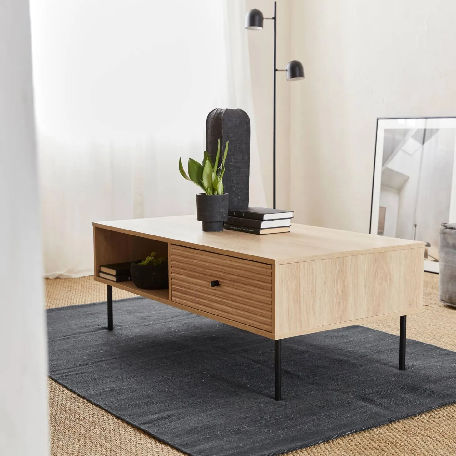 Mesa de centro con decoración de madera acanalada