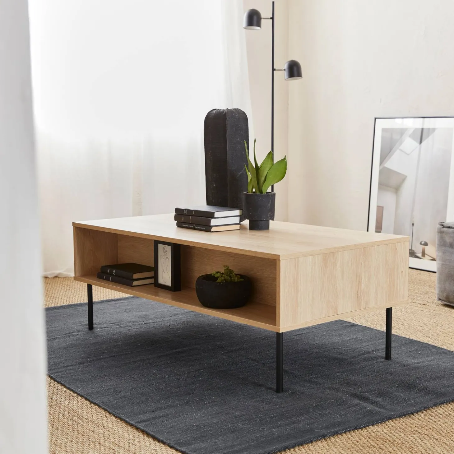 Mesa de centro con decoración de madera acanalada