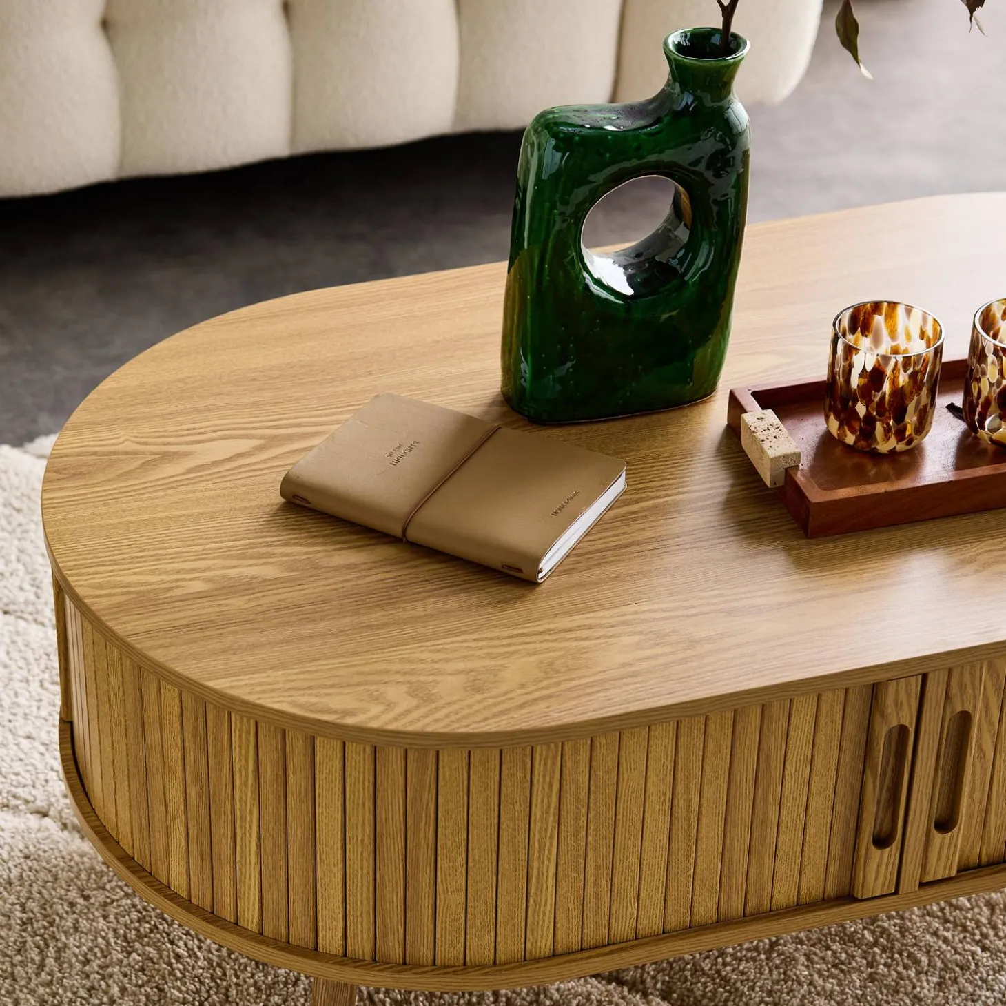 Mesa de centro con puertas correderas y efecto madera