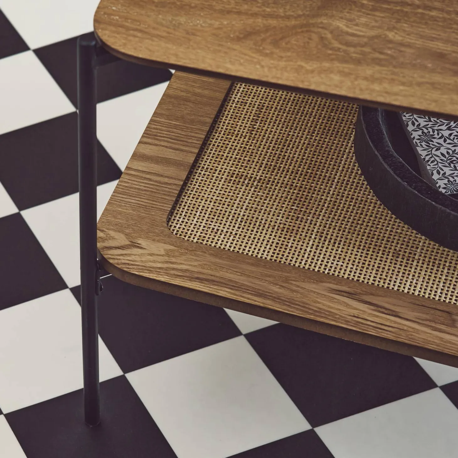 Mesa de centro cuadrada con tablero doble efecto madera y caña