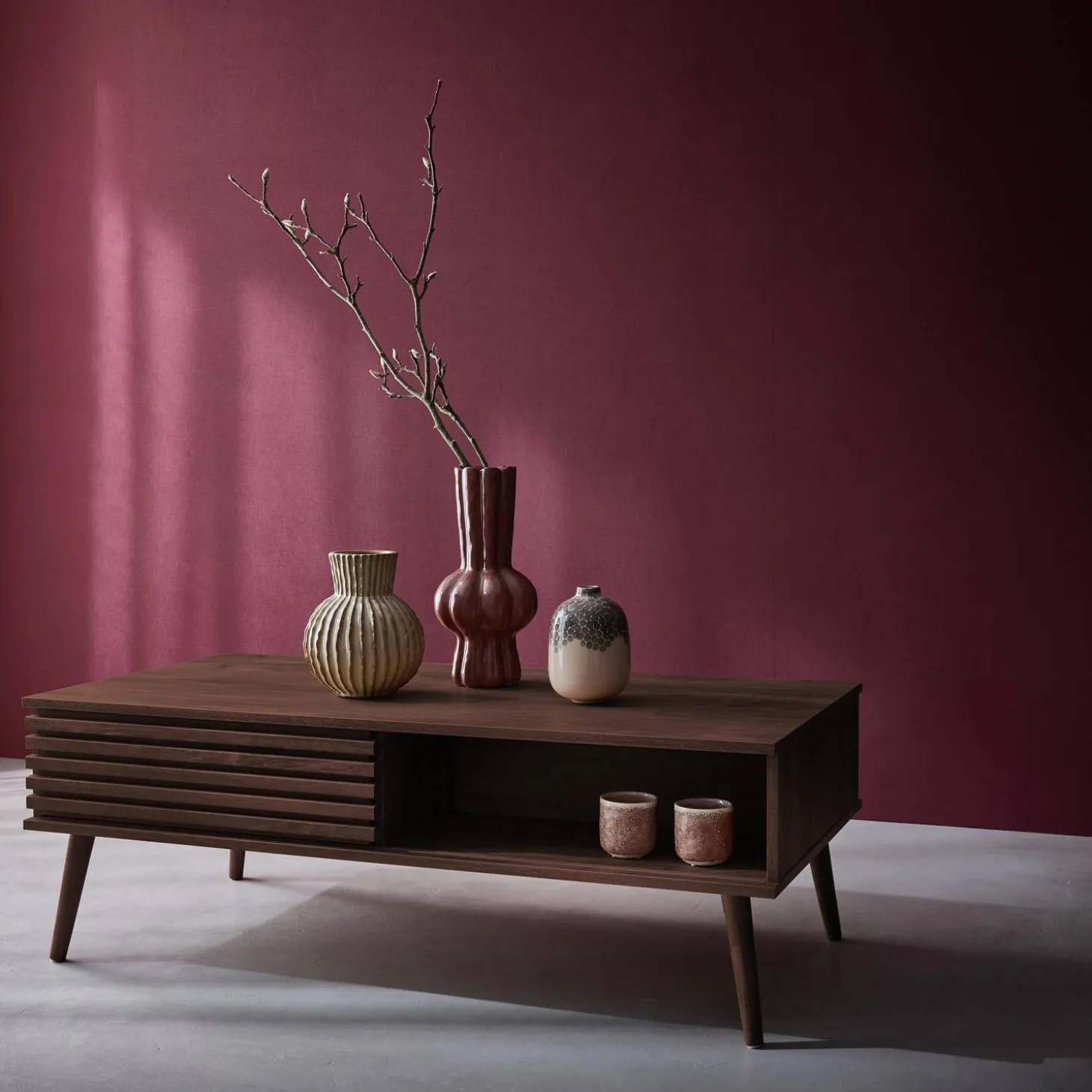Mesa de centro escandinava con puertas correderas