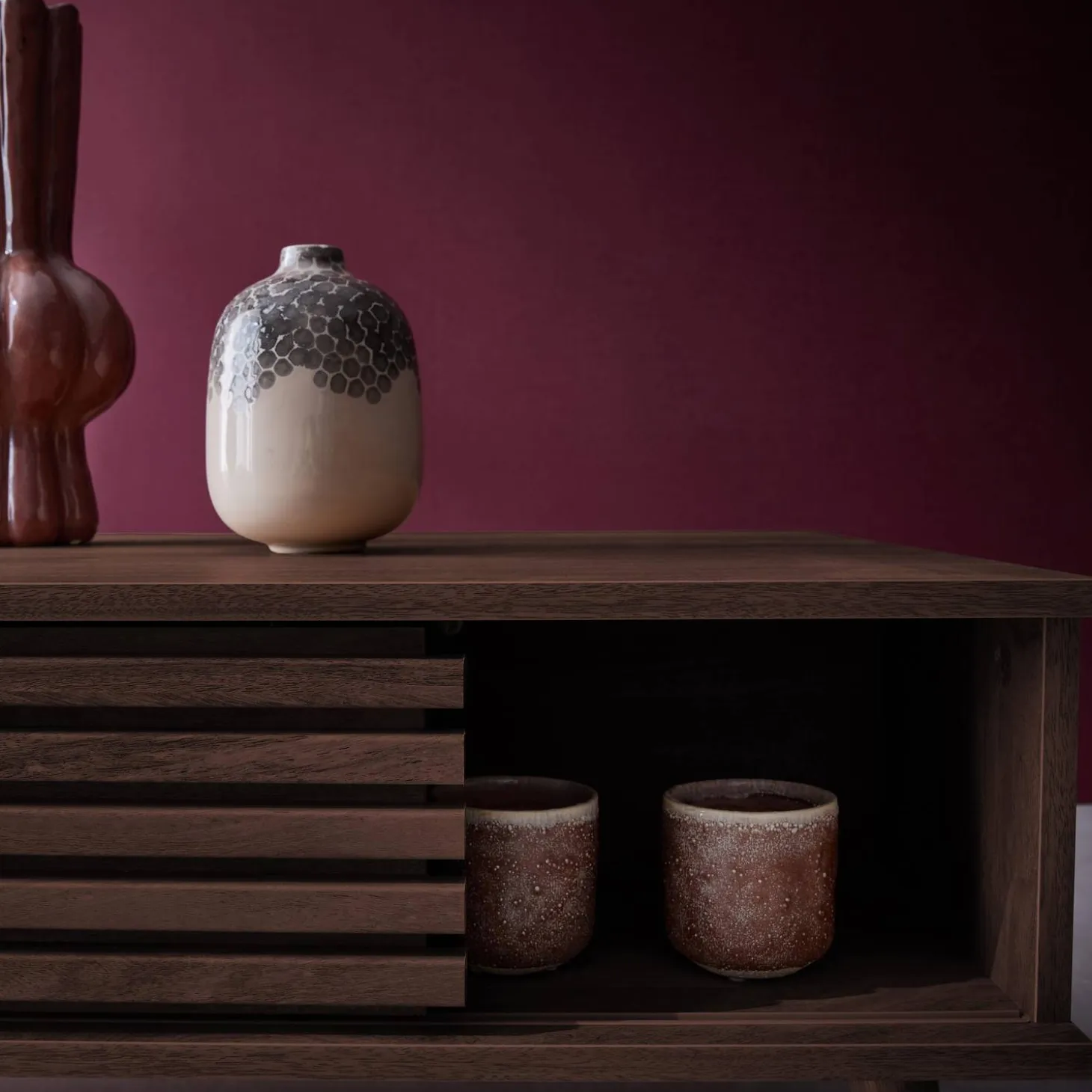 Mesa de centro escandinava con puertas correderas
