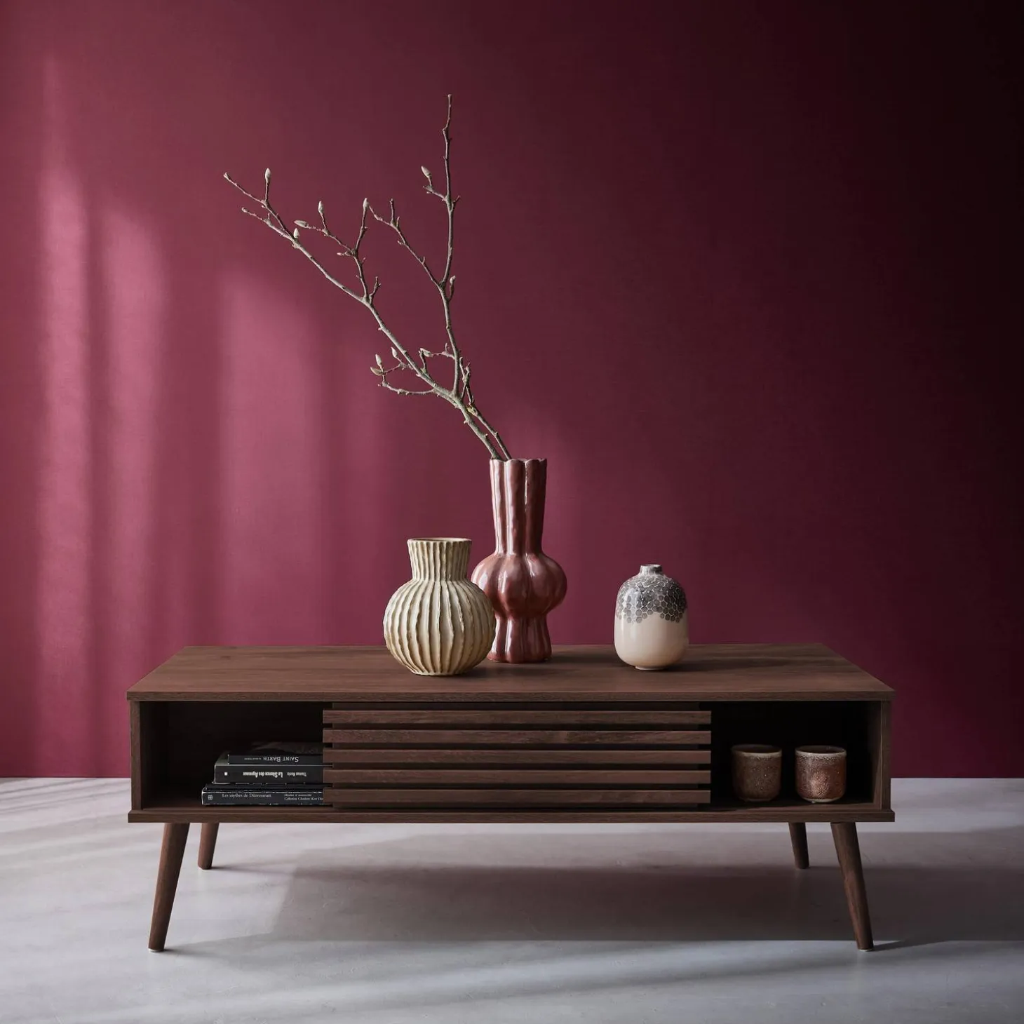 Mesa de centro escandinava con puertas correderas