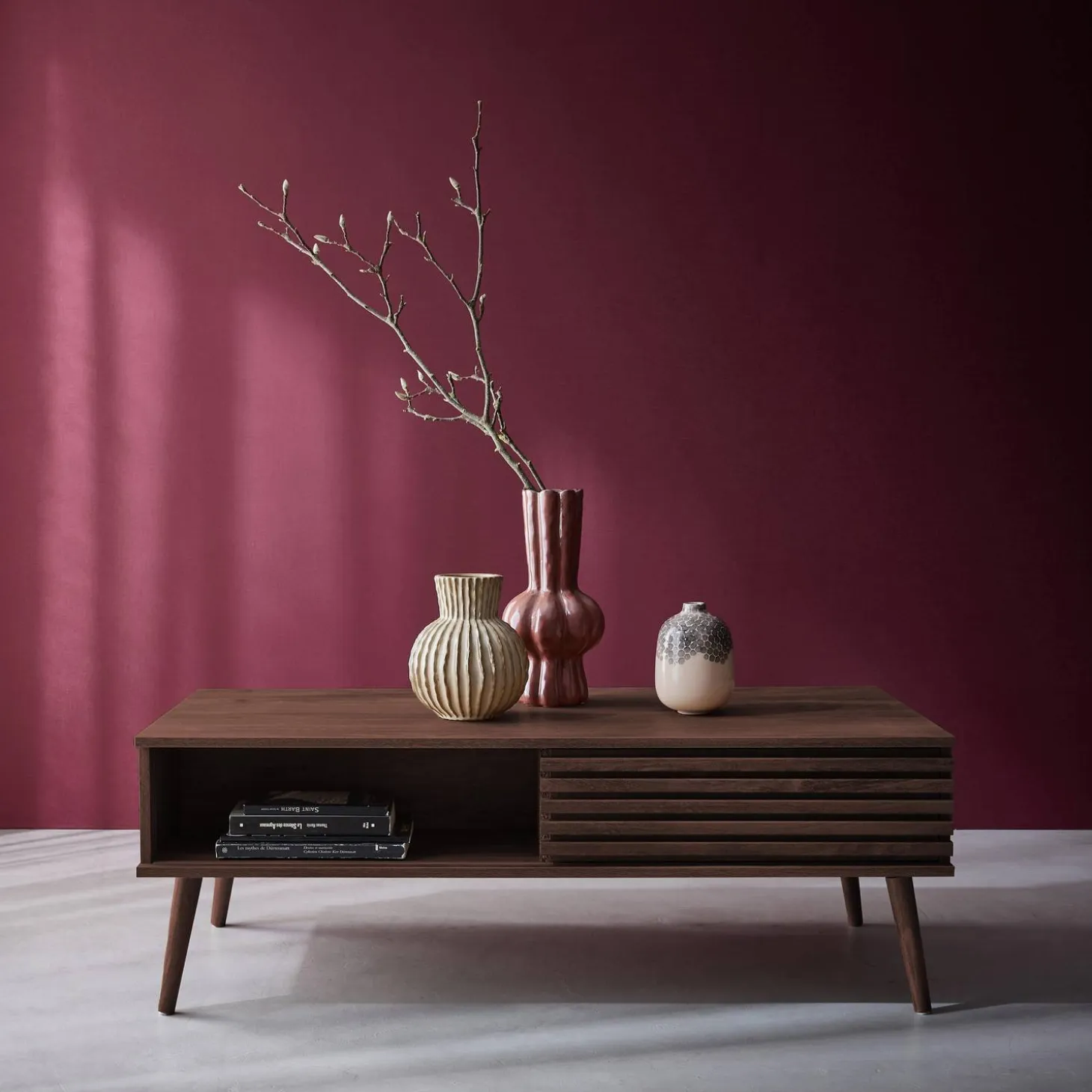 Mesa de centro escandinava con puertas correderas
