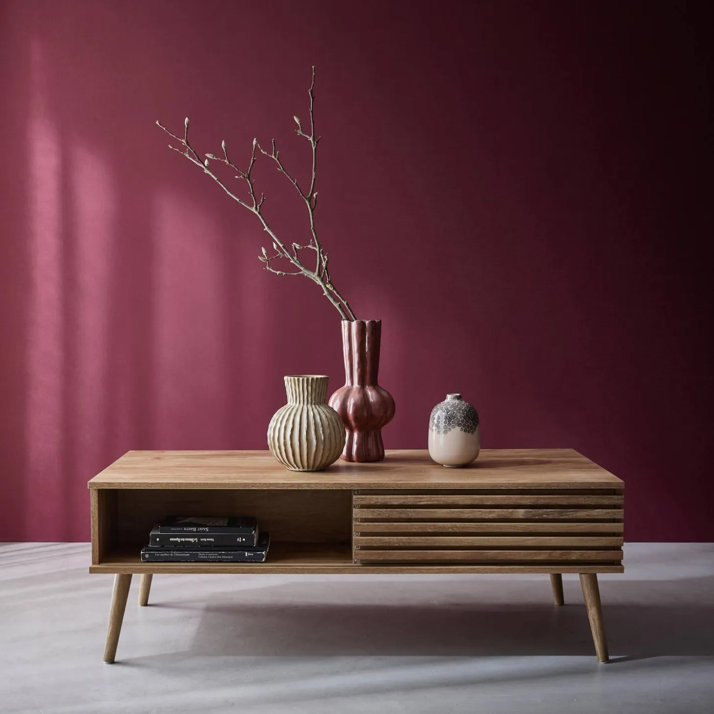 Mesa de centro escandinava con puertas correderas