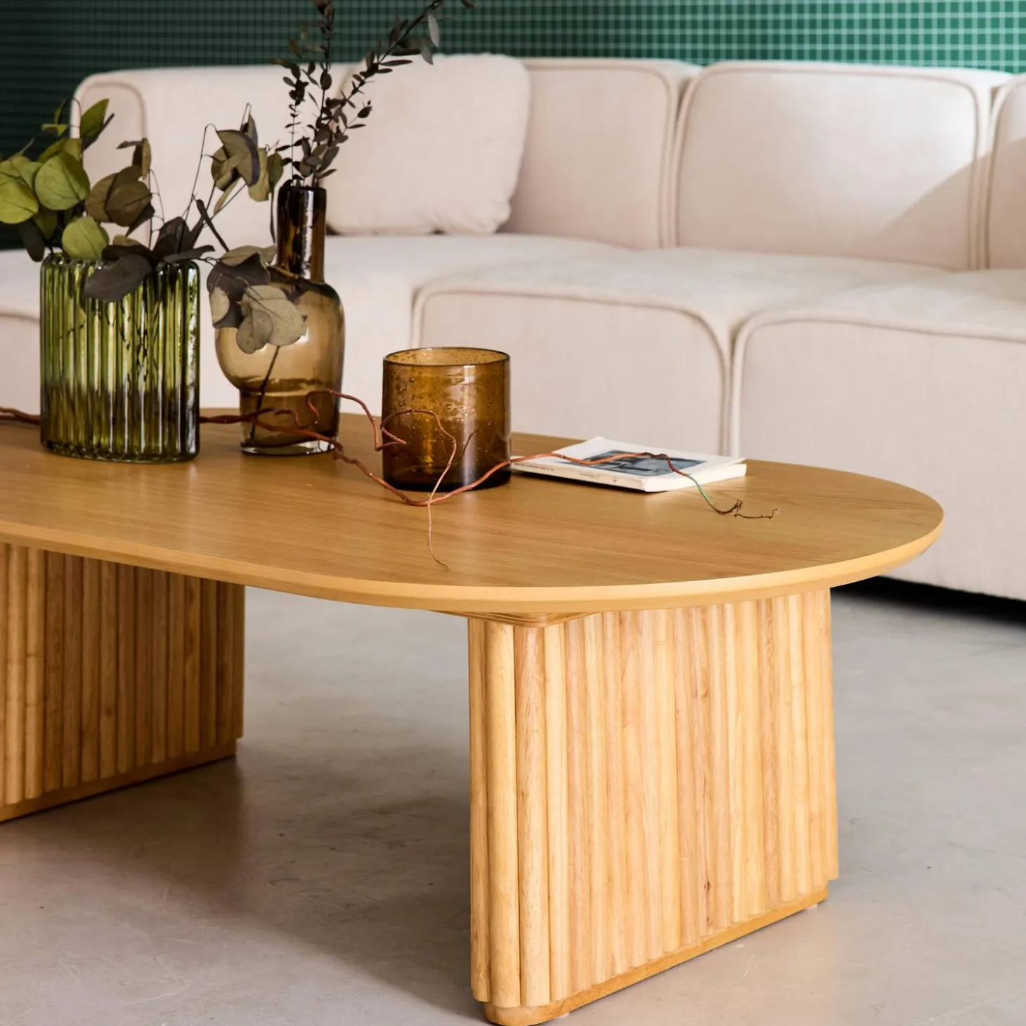 Mesa de centro ovalada de madera de hevea con chapa de roble