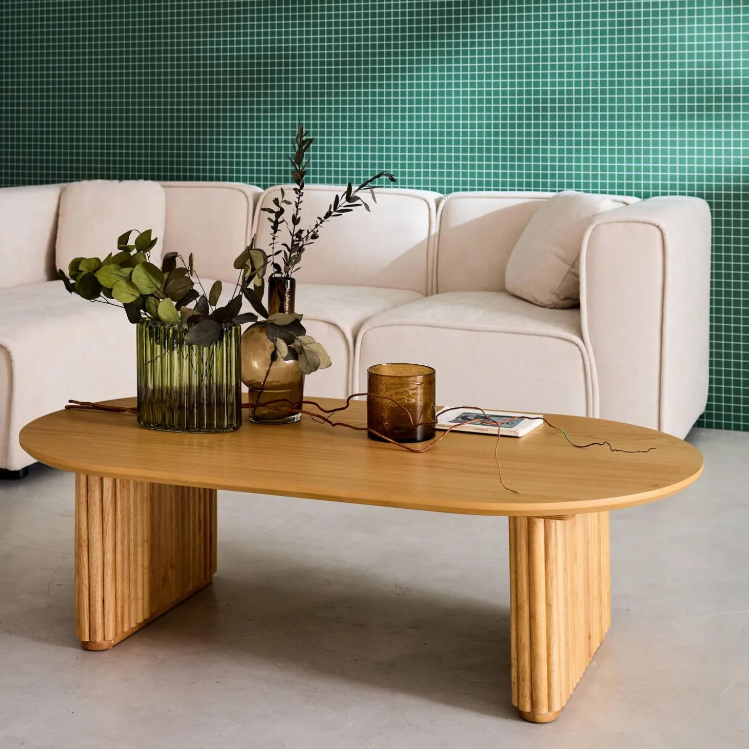 Mesa de centro ovalada de madera de hevea con chapa de roble