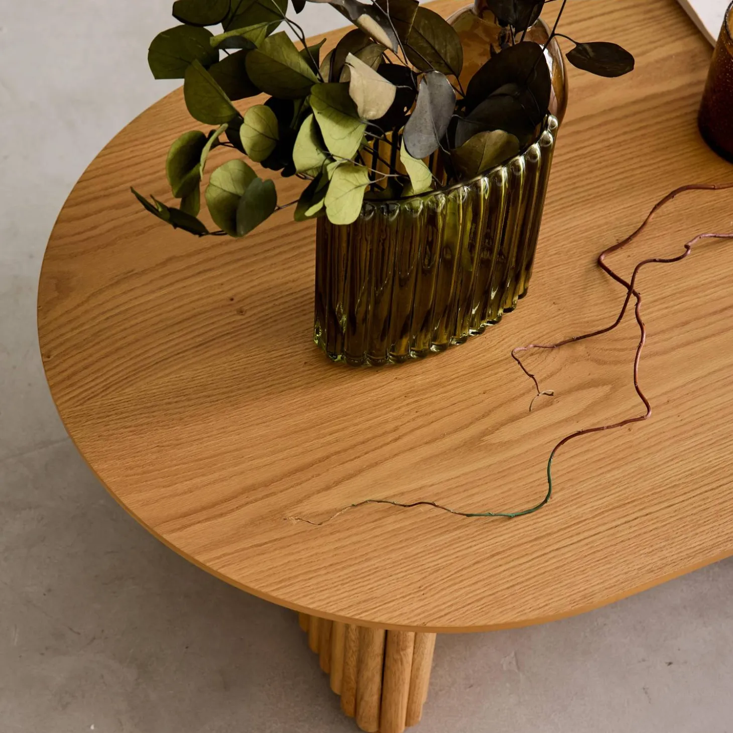 Mesa de centro ovalada de madera de hevea con chapa de roble
