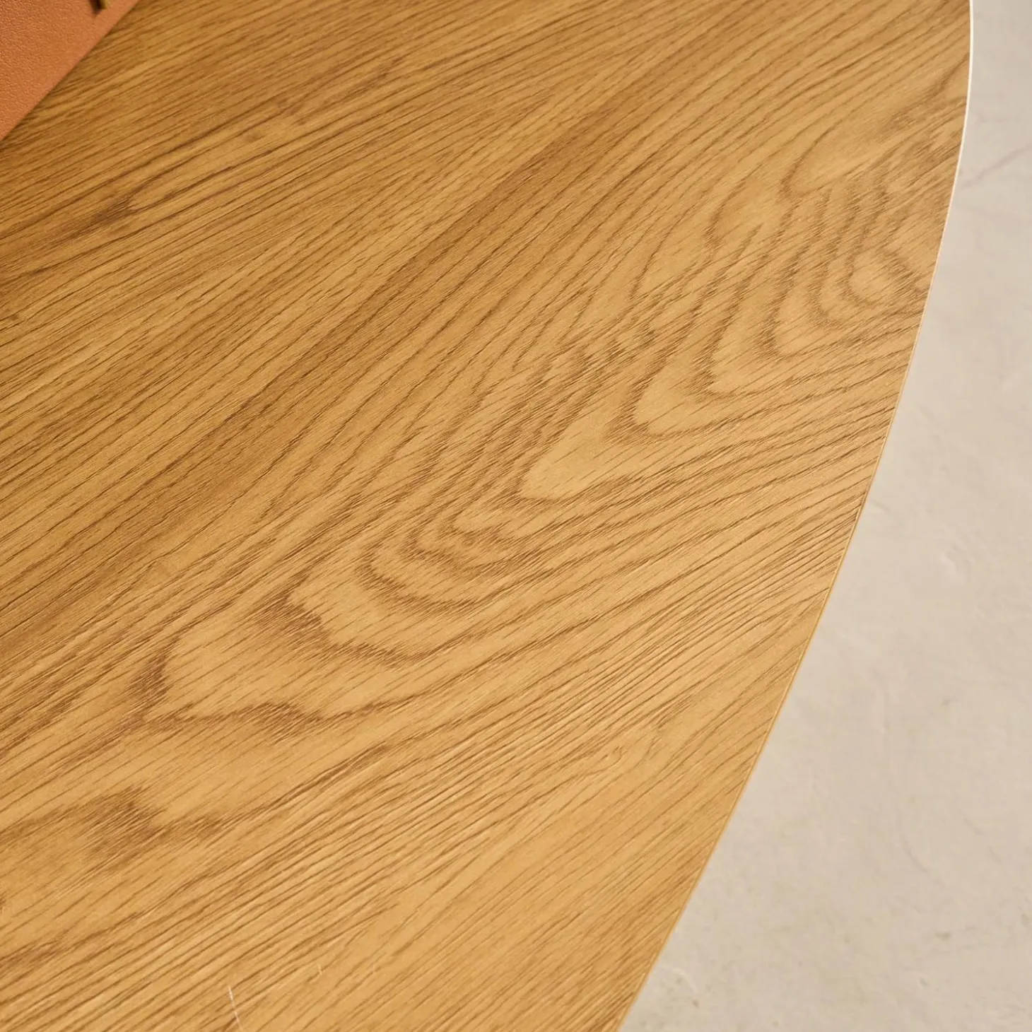 Mesa de centro ovalada patas cromadas y efecto madera
