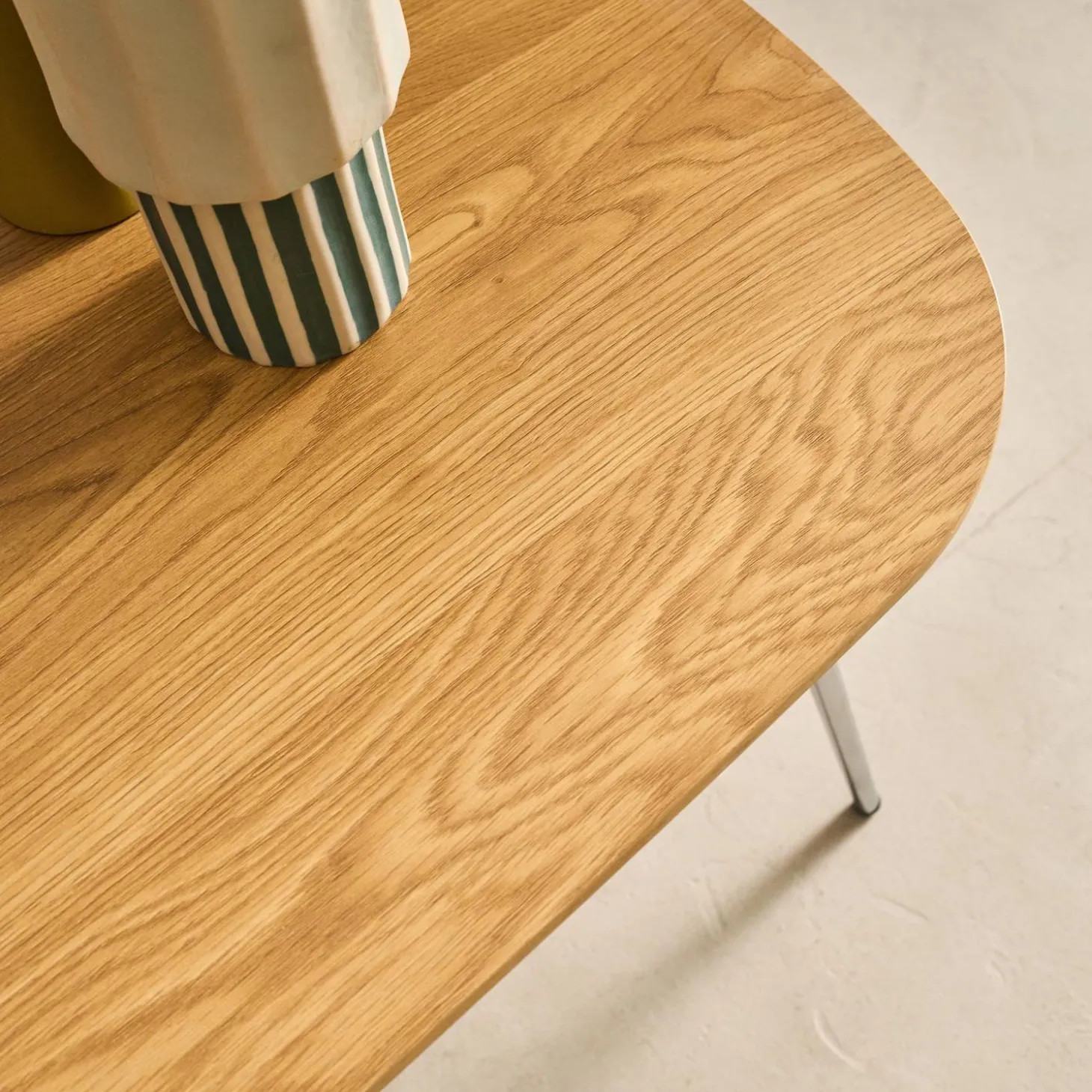 Mesa de centro rectangular con patas cromadas y decoración de madera