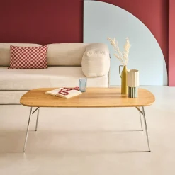 Mesa de centro rectangular con patas cromadas y decoración de madera
