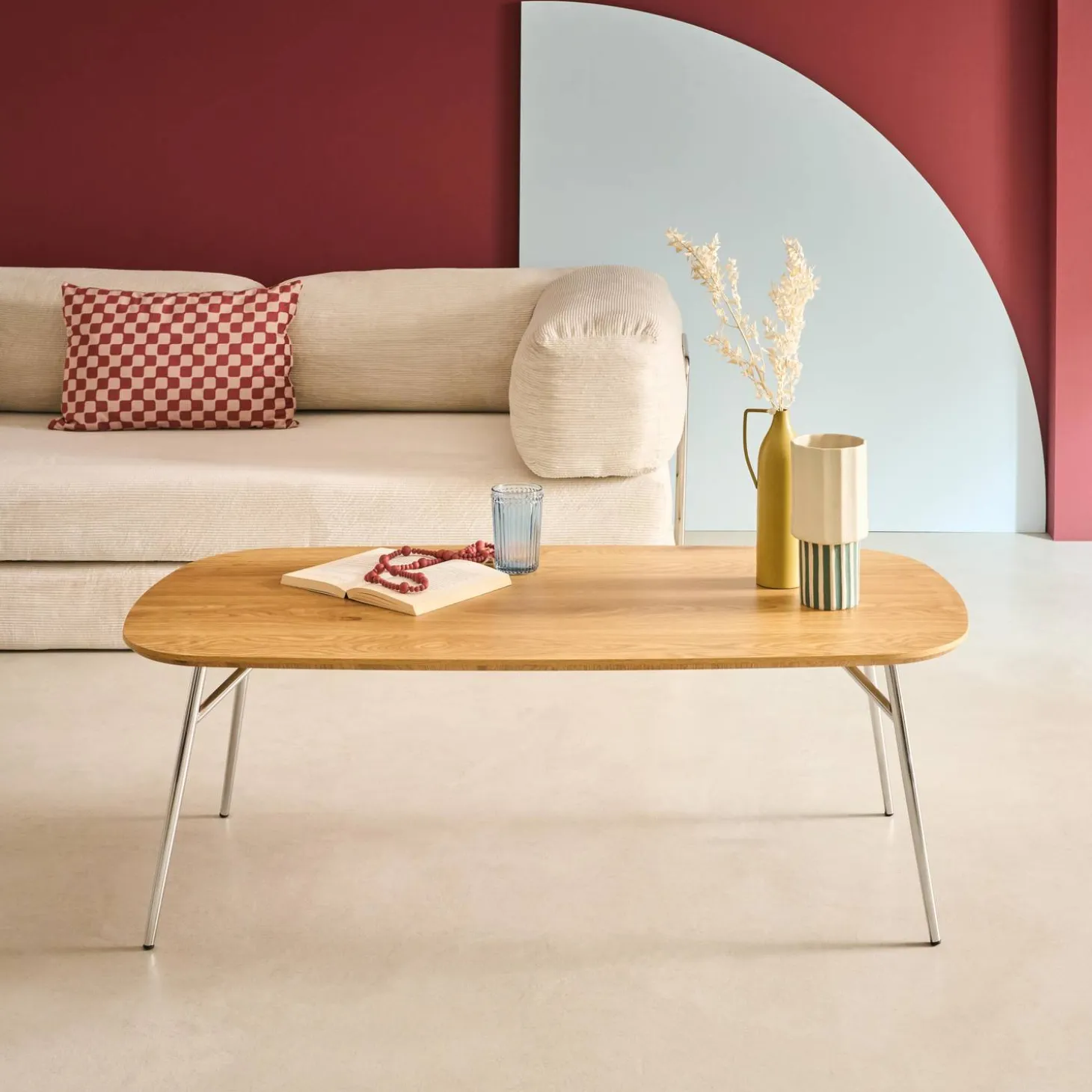 Mesa de centro rectangular con patas cromadas y decoración de madera