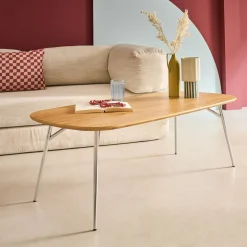 Mesa de centro rectangular con patas cromadas y decoración de madera