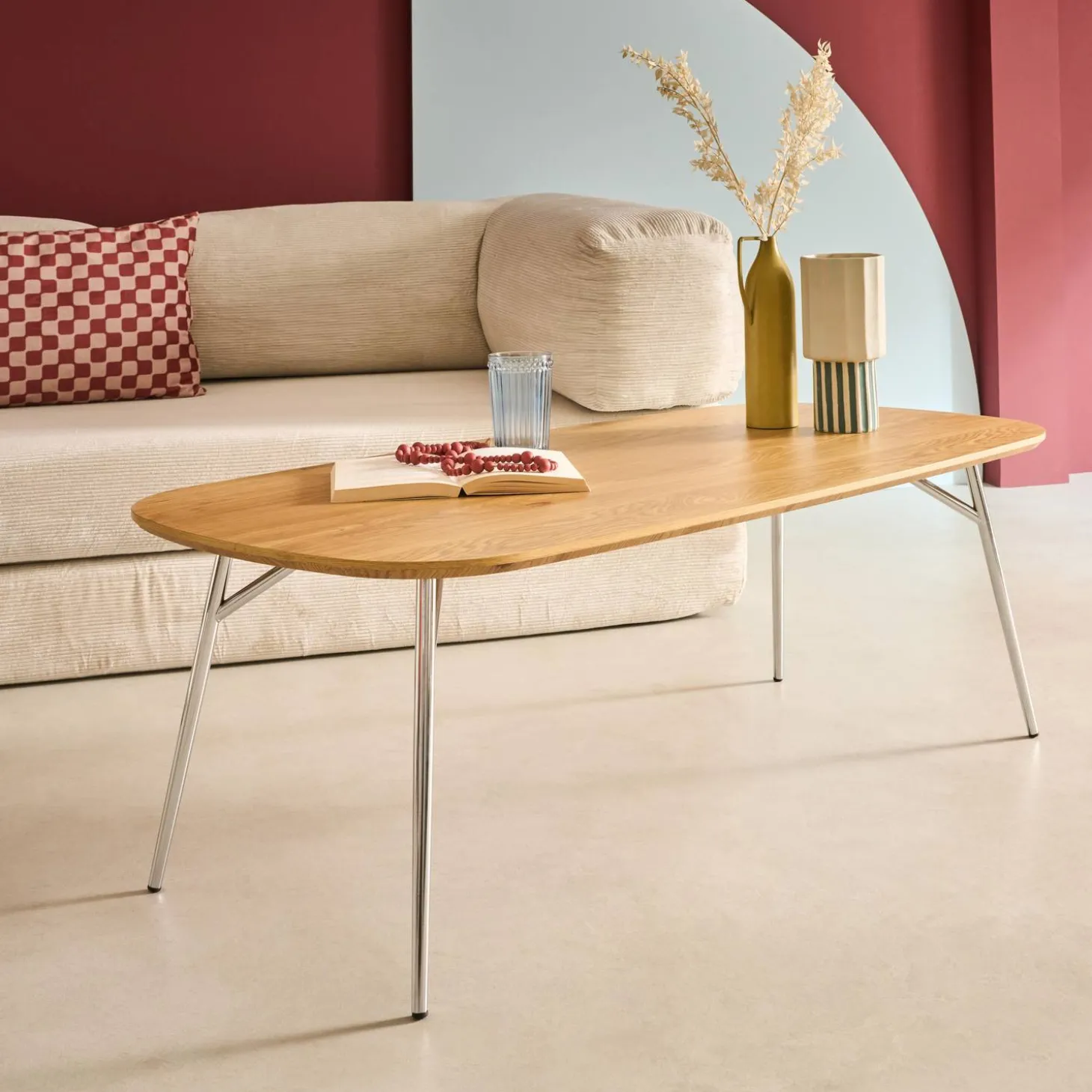 Mesa de centro rectangular con patas cromadas y decoración de madera