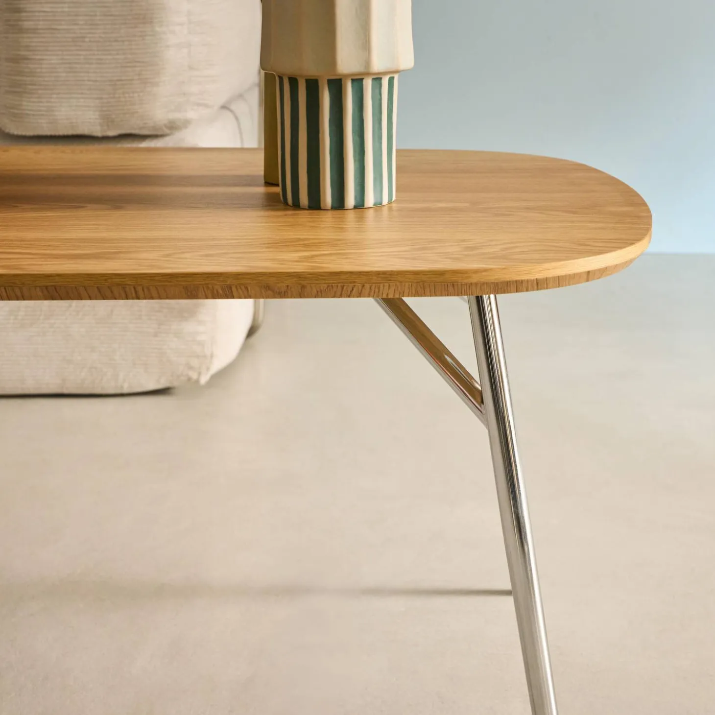 Mesa de centro rectangular con patas cromadas y decoración de madera
