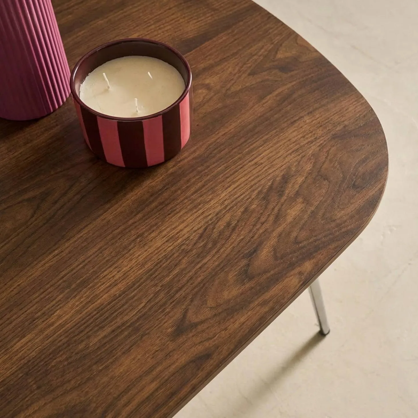Mesa de centro rectangular con patas cromadas y decoración de madera