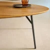 Mesa de centro triangular con patas de metal negras y efecto roble