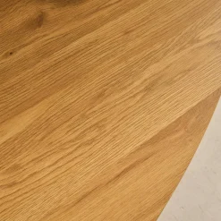 Mesa de centro triangular con patas de metal negras y efecto roble