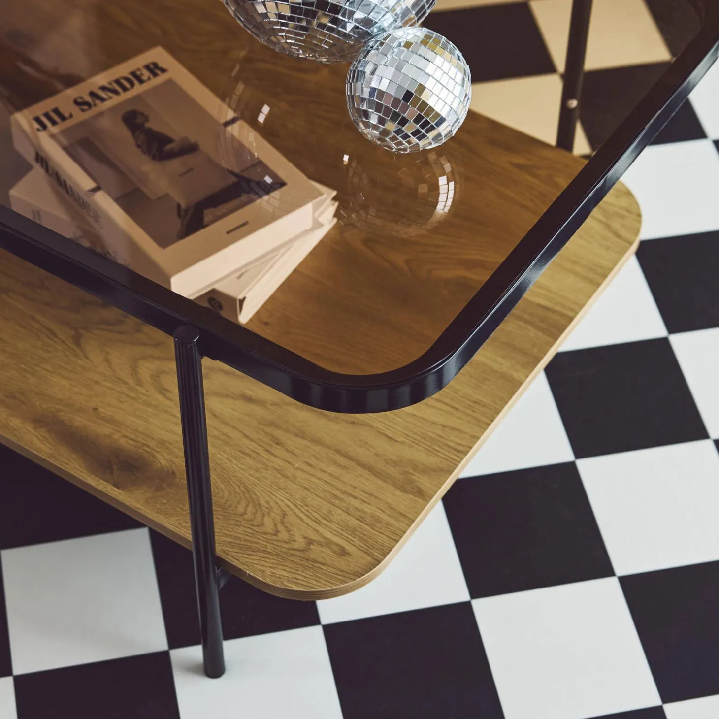 Mesa de centro vintage de metal negro con tapa de cristal y decoración de madera