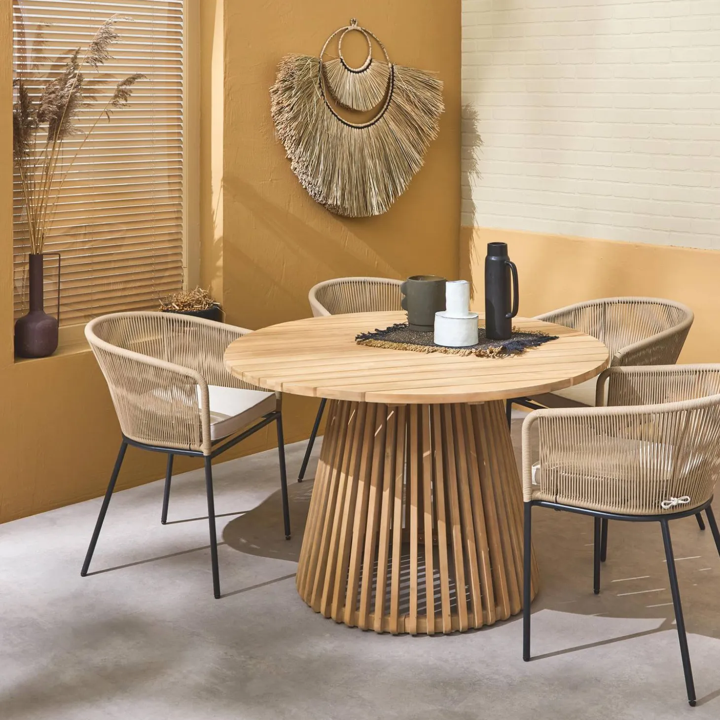 Mesa de comedor redonda de madera, interior/exterior + 4 sillones de cuerda y acero