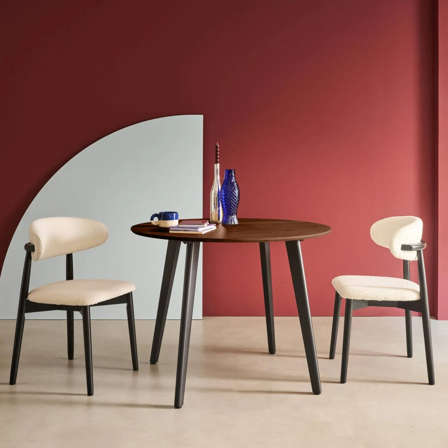 Mesa de comedor redonda efecto madera con patas de metal negro, 4 plazas